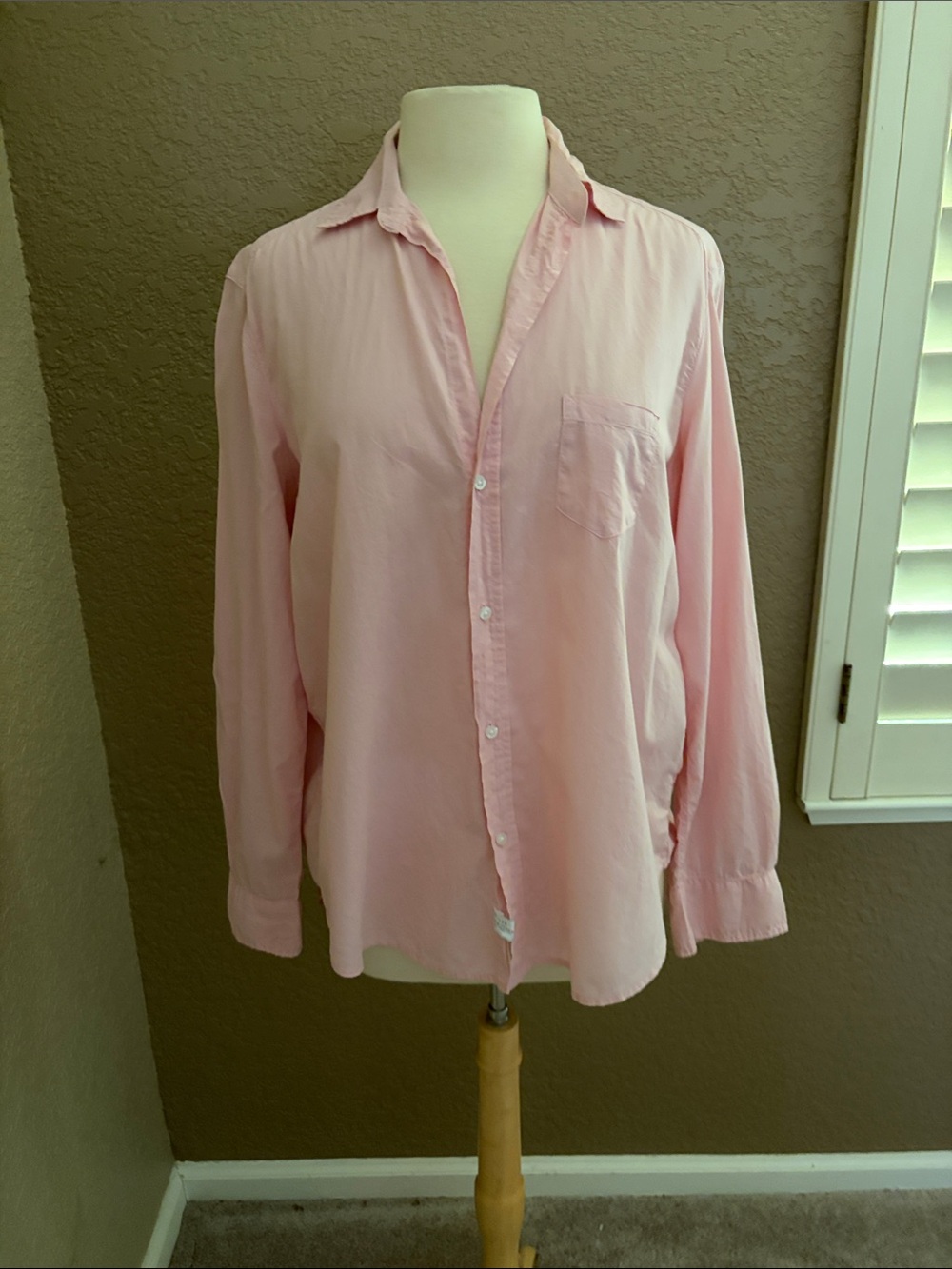 Frank & Eileen women’s  Light Pink Button-Down Shirt size M great condition
